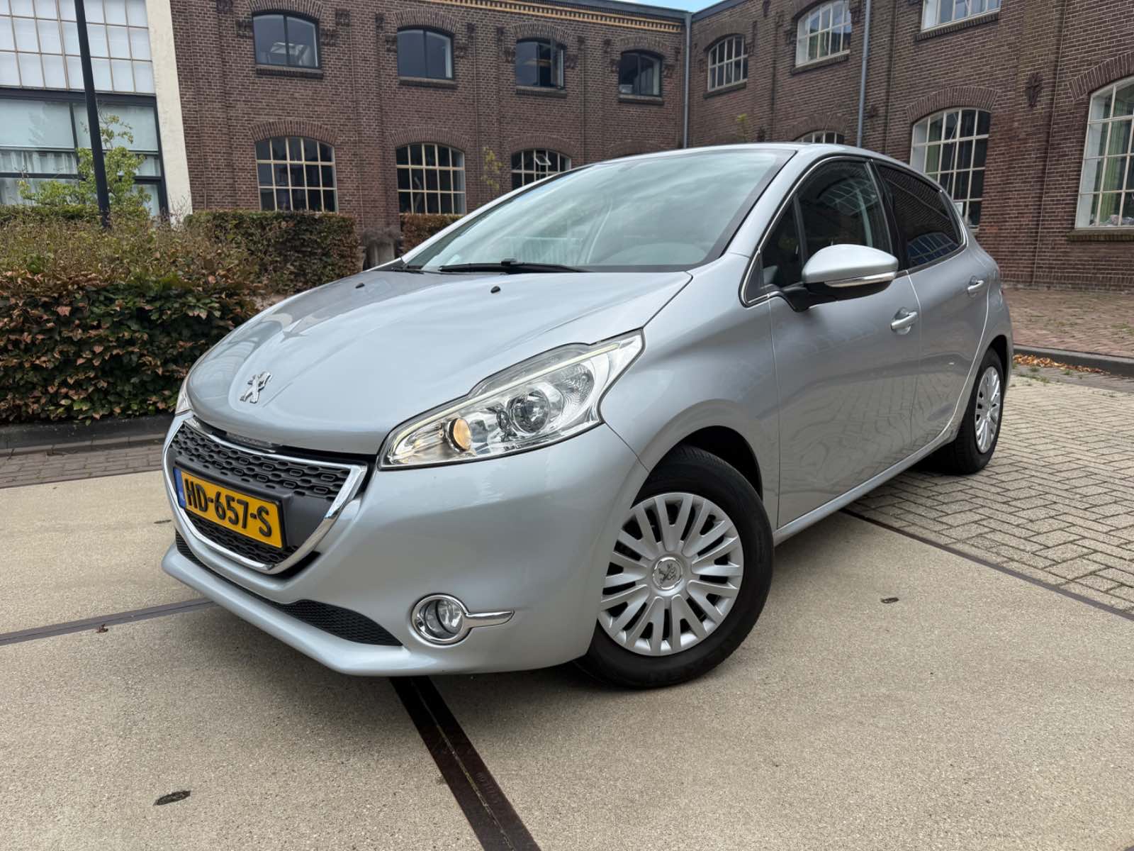 Peugeot 208 foto 1