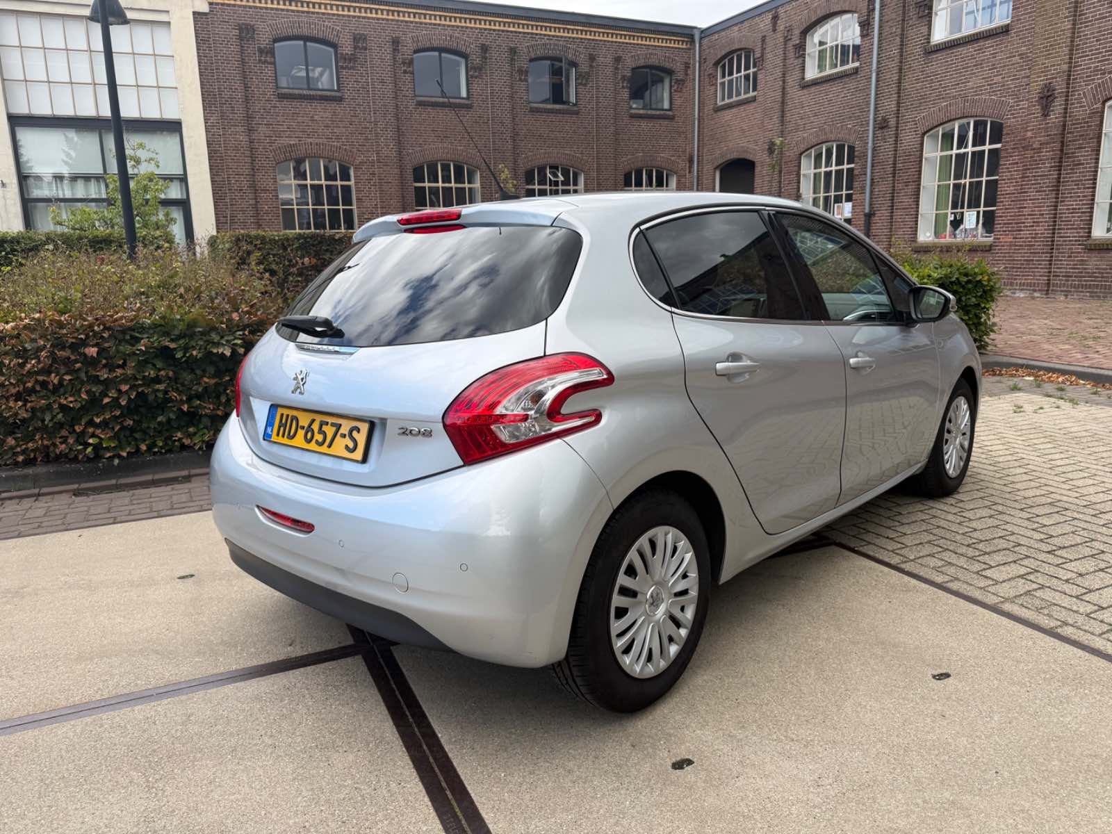 Peugeot 208 foto 2