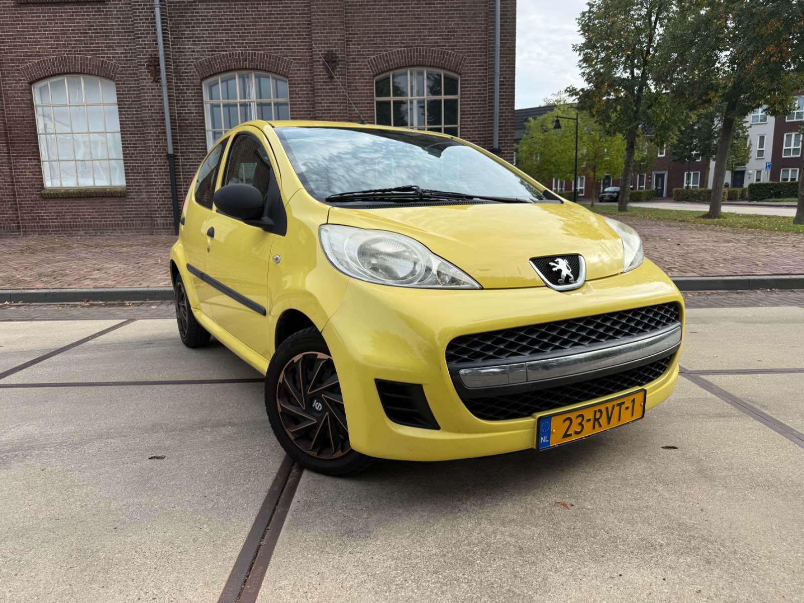 Peugeot 107 1.0 - 5 Deurs foto 3
