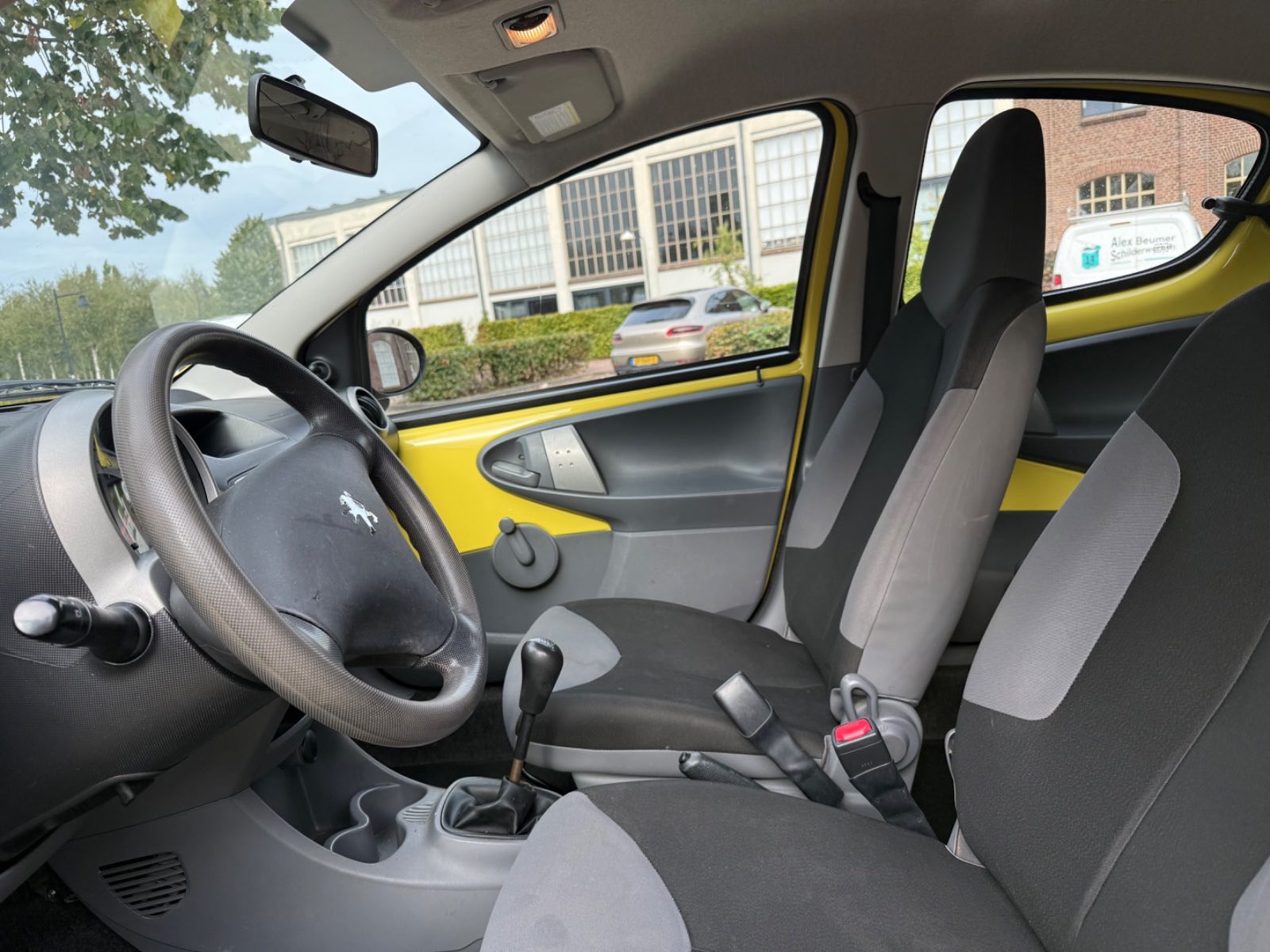 Peugeot 107 1.0 - 5 Deurs foto 5