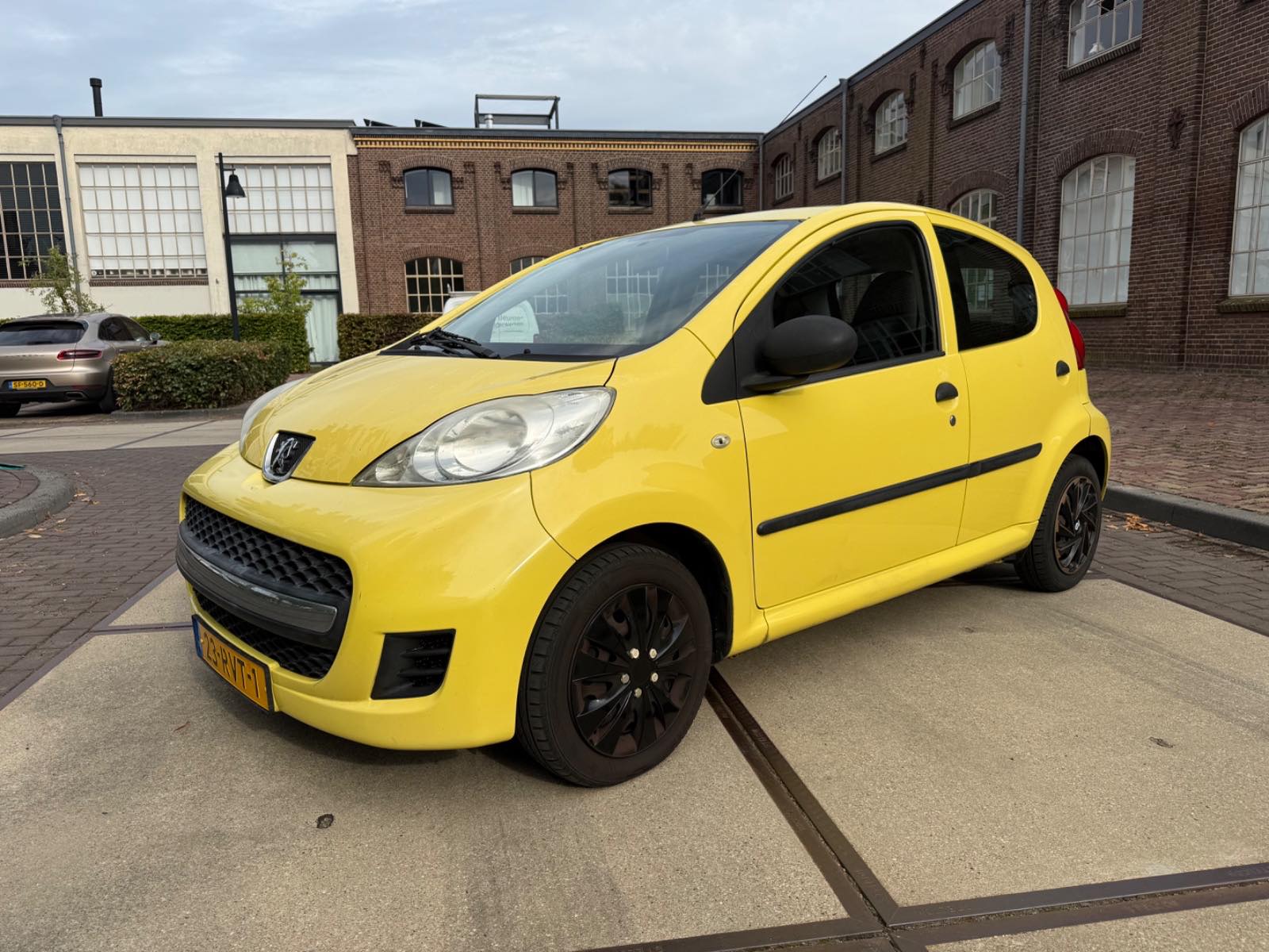 Peugeot 107 1.0 - 5 Deurs foto 6