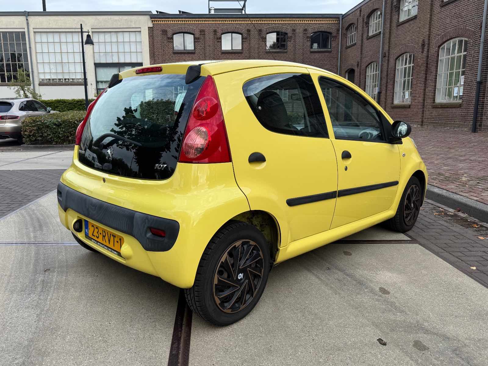 Peugeot 107 1.0 - 5 Deurs foto 2