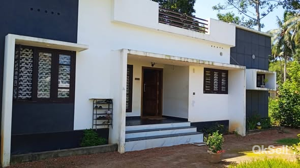 9 cent,1300 sqft House for sale at Muthukulam town area,Alappuzha
