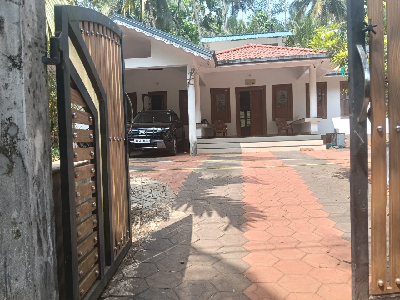 23 cent and 2000 sqft, 3 bhk House for sale at Naduvannur,Vakayad,Kozhikode