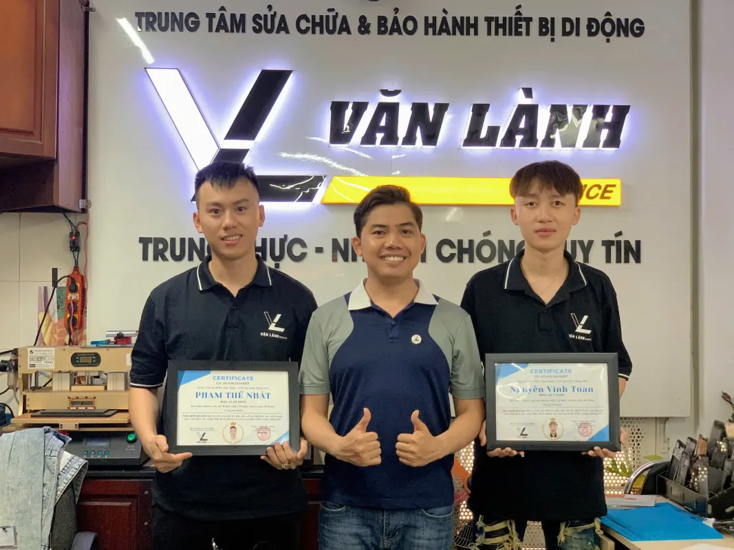 Muốn làm chủ tương lai nên học nghề gì? Khóa học nghề sửa điện thoại uy tín tại Văn Lành Service