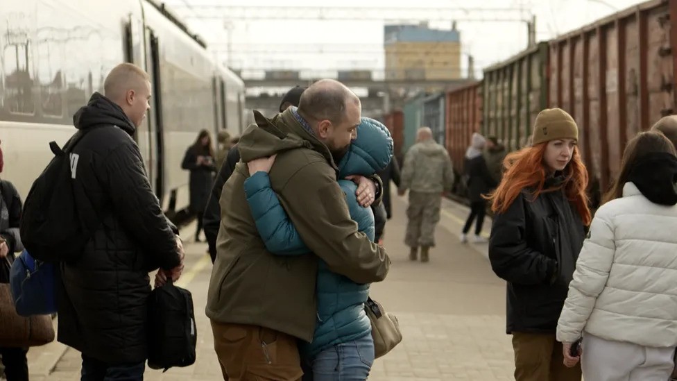 Ресей әскерінің жақындауынан Украинаның шығысындағы бейбіт тұрғындар қашуға мәжбүр