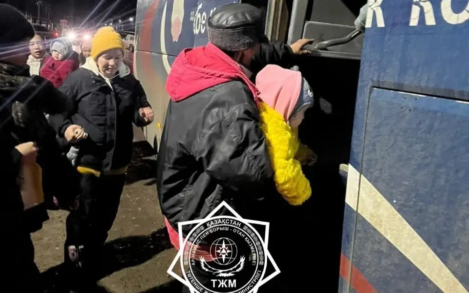 Ақтөбеде су басқан ауылдан 74 адам эвакуацияланды