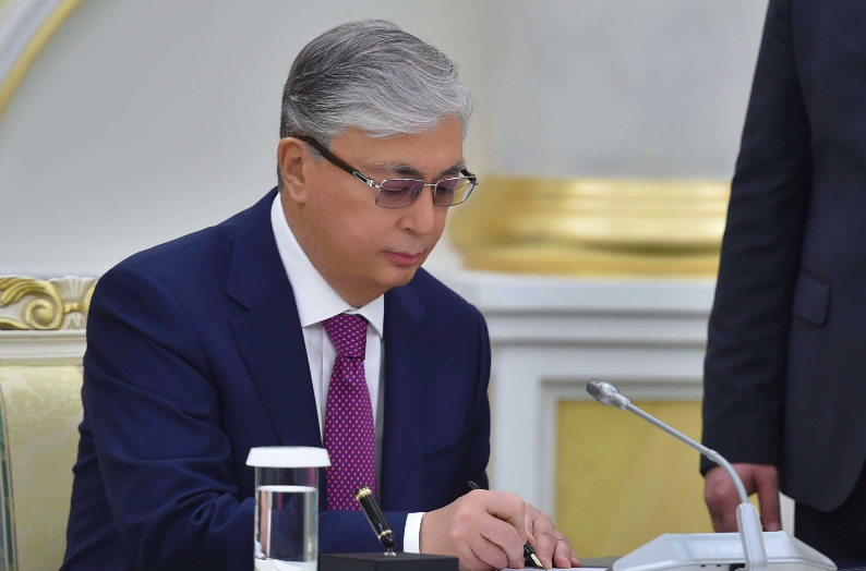 Президент одобрил три закона о масс-медиа – основной и сопутствующие поправки