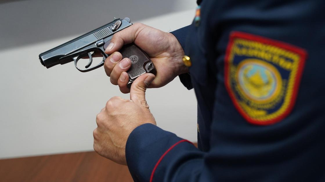 Полиция қызметкері жұмыс орнында оқ атып, өзін жаралаған