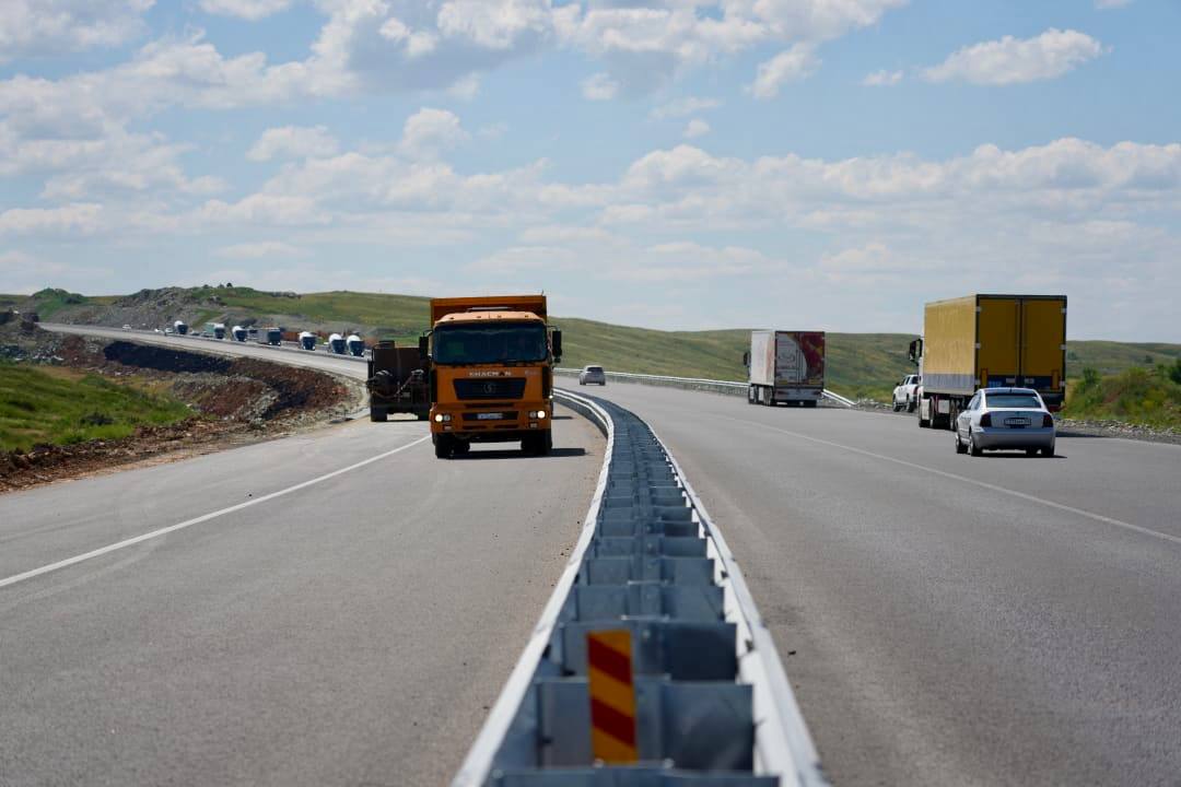 Қарағанды-Балқаш күре жолының бірінші учаскелерінде төрт жолақты қозғалыс ашылды