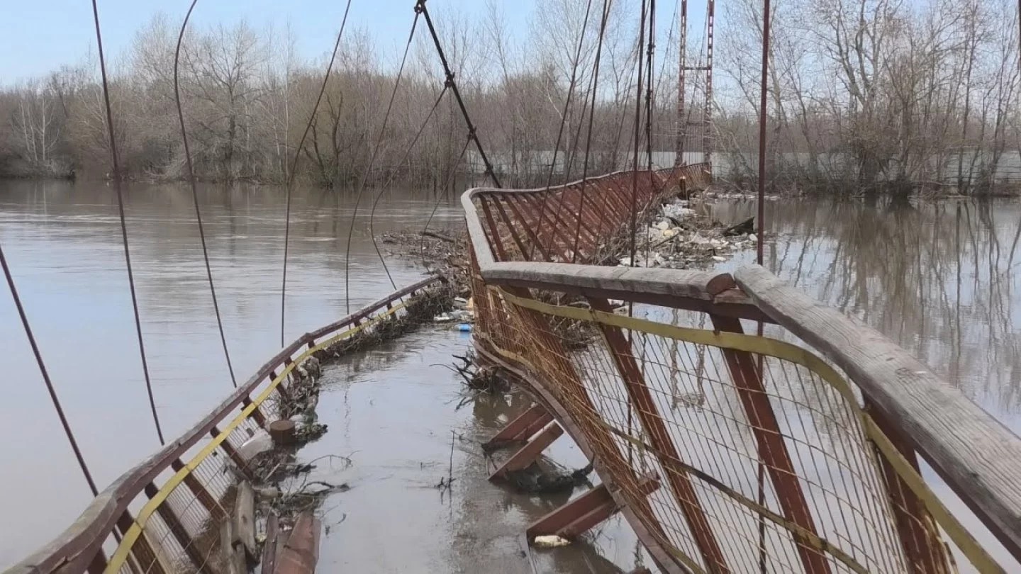 Оралда жұмысшы су тасқынынан бүлінген көпірді жөндеп жатқанда батып кетті