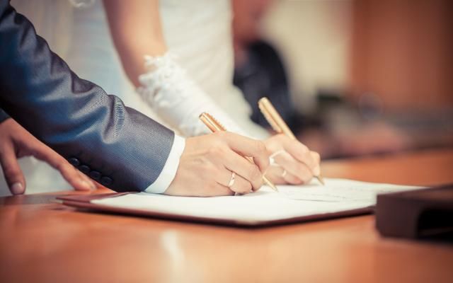 Былтыр елімізде 200-ге жуық ер адам әйелінің тегін алған
