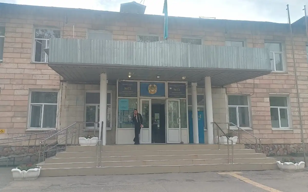 "Ең қорқынышты" мектеп: Алматыда 27 жыл жөндеуден өтпеген білім ордасының фотосы жарияланды