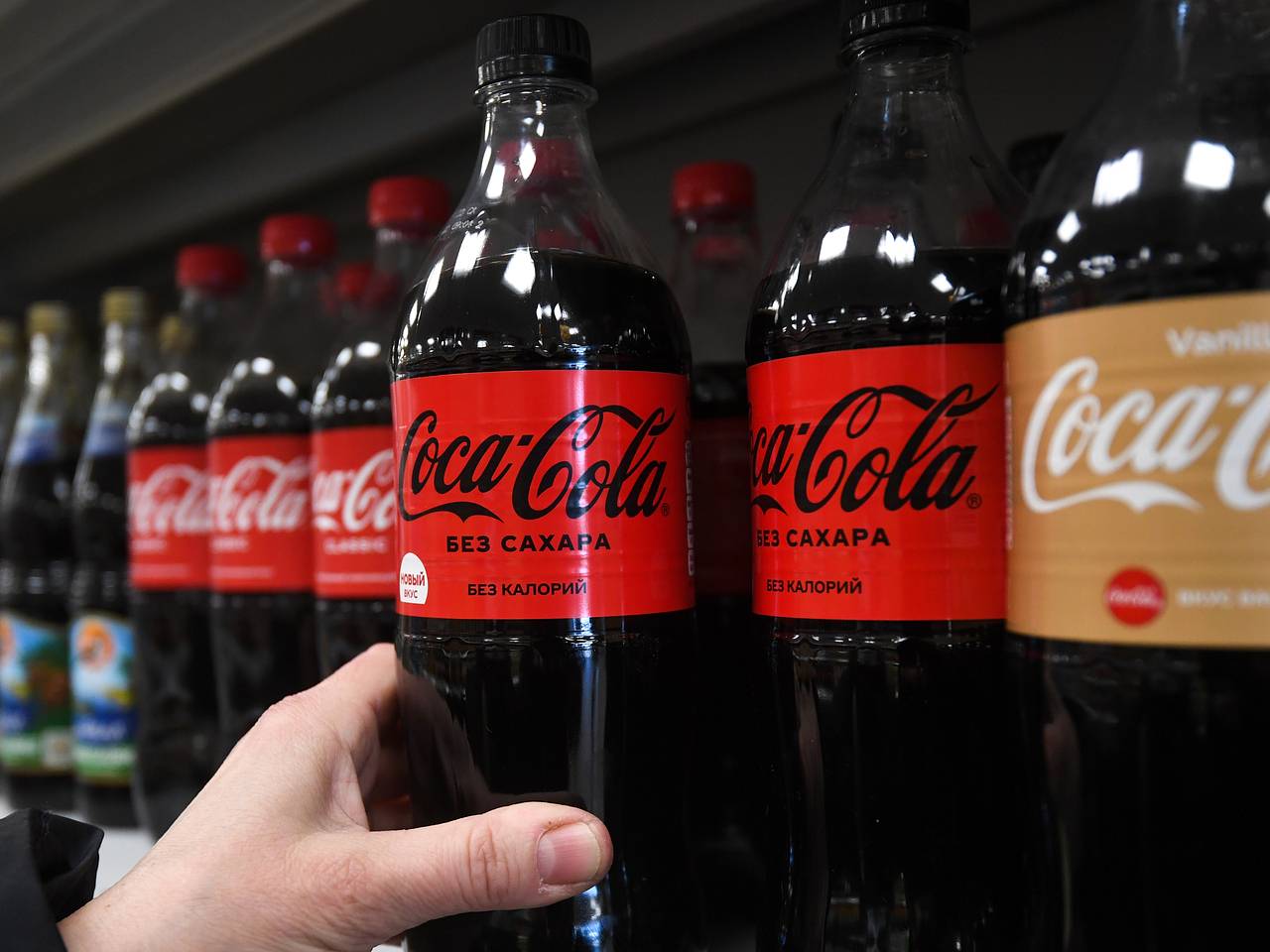 Coca-Cola ішіне металл бөлшектері кіріп кеткен 28 миллион бөтелкені кері қайтарып жатыр