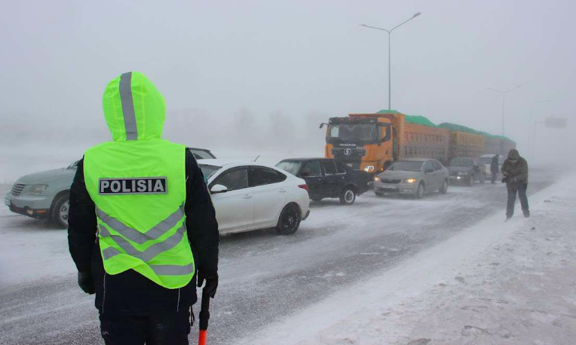МВД Казахстана обращается к водителям из-за гололеда и метелей