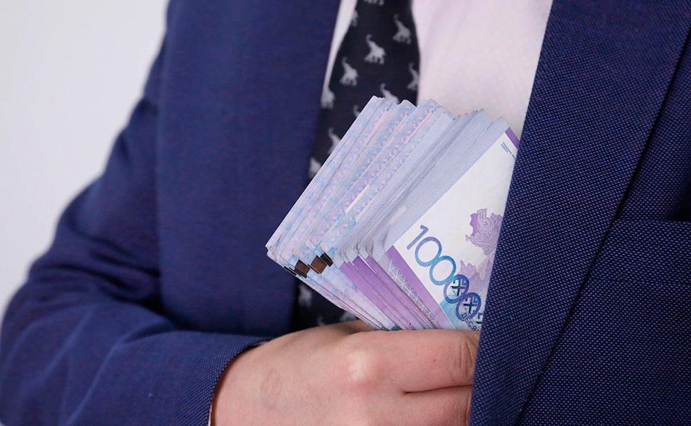 Жұмысқа заңсыз адам алғаны үшін 3 жылға сотталды
