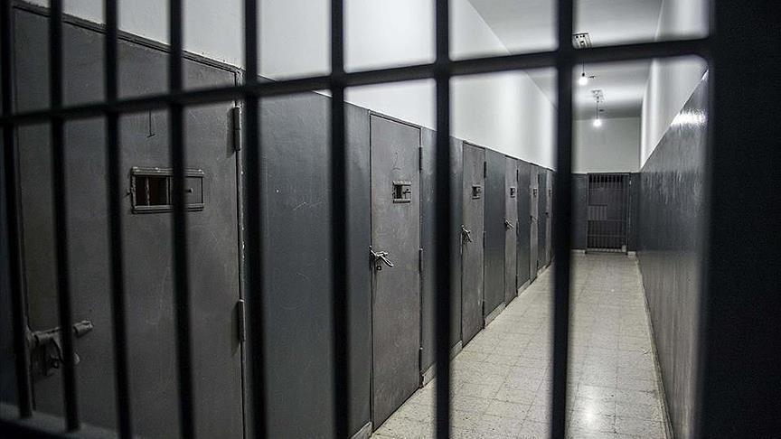 Түрмеге арақ пен телефон өткізуге тырысқан ер адам ұсталды