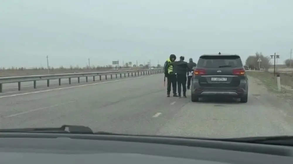 Шетелдіктерден 200 мың теңге бопсалаған жол сақшылары жұмыстан шығарылды