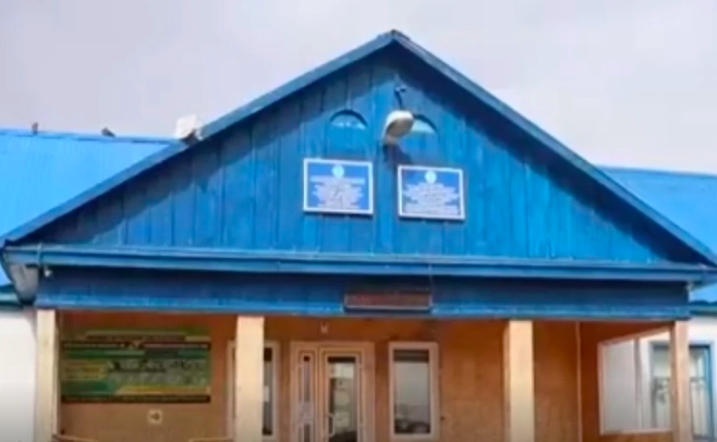Потолок школы обрушился в СКО, дети вынуждены ездить в другое село