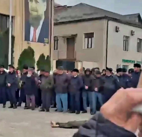 В Чечне тело подростка, напавшего на полицейских, вынесли к людям на митинге. Очевидцы говорят — никто не мог уйти