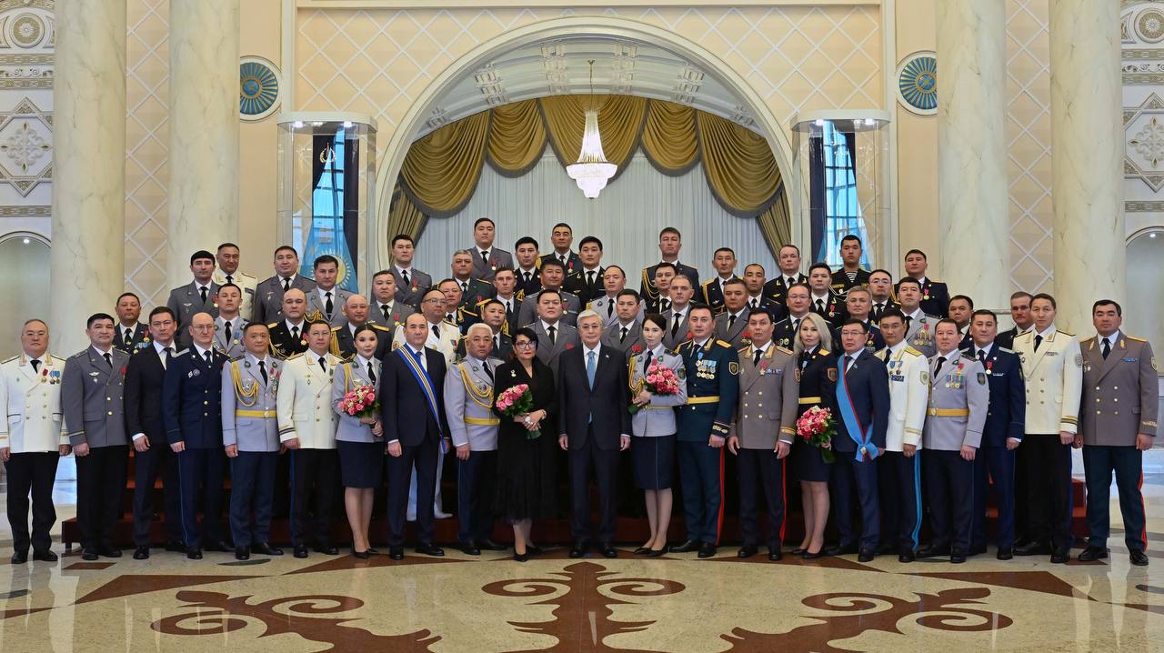 Тоқаев сарбаздарды Отан қорғаушы күнімен құттықтап, мемлекеттік наградалар табыстады