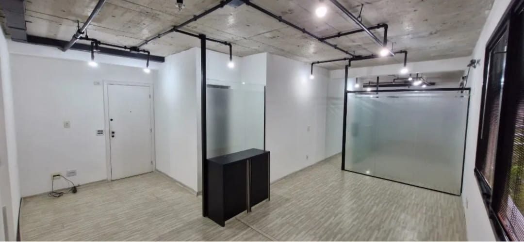 Sala comercial com 70m², 3 banheiros e 2 vagas em Perdizes