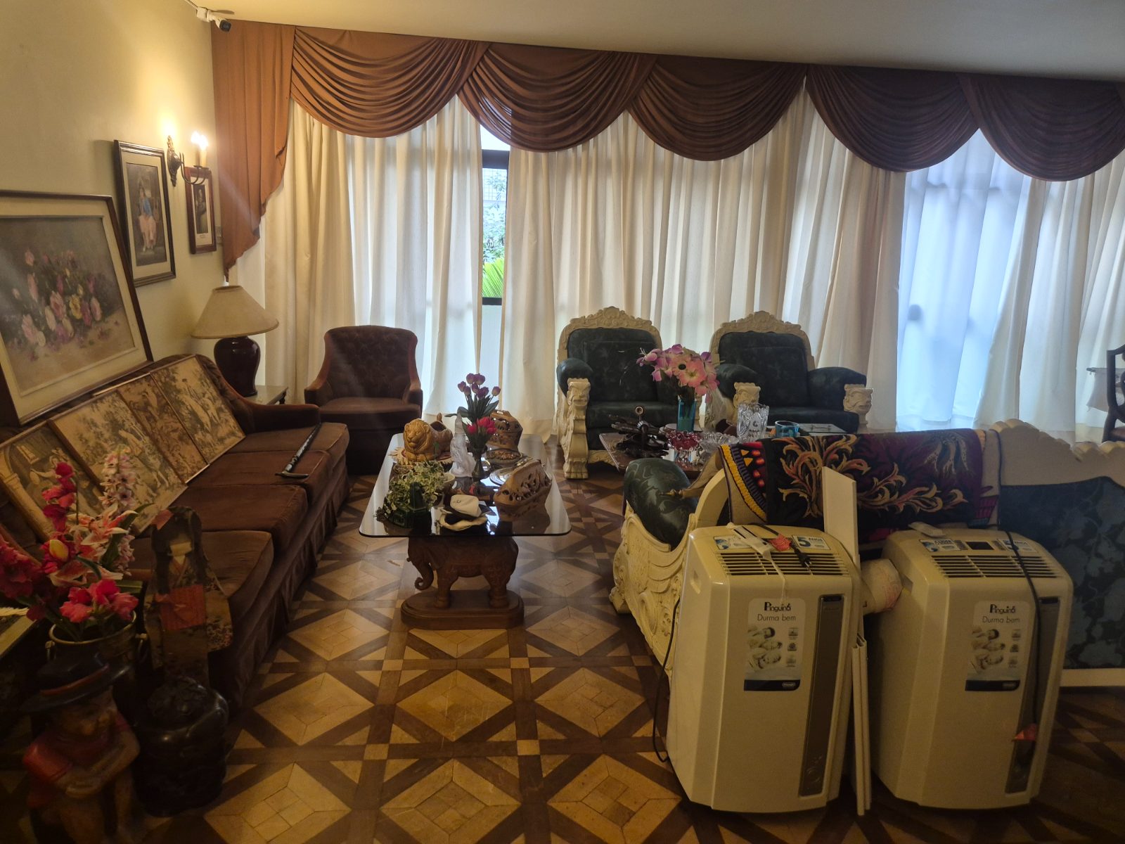 Apartamento de 208m² com 3 dormitórios e 2 vagas em Santa Cecília