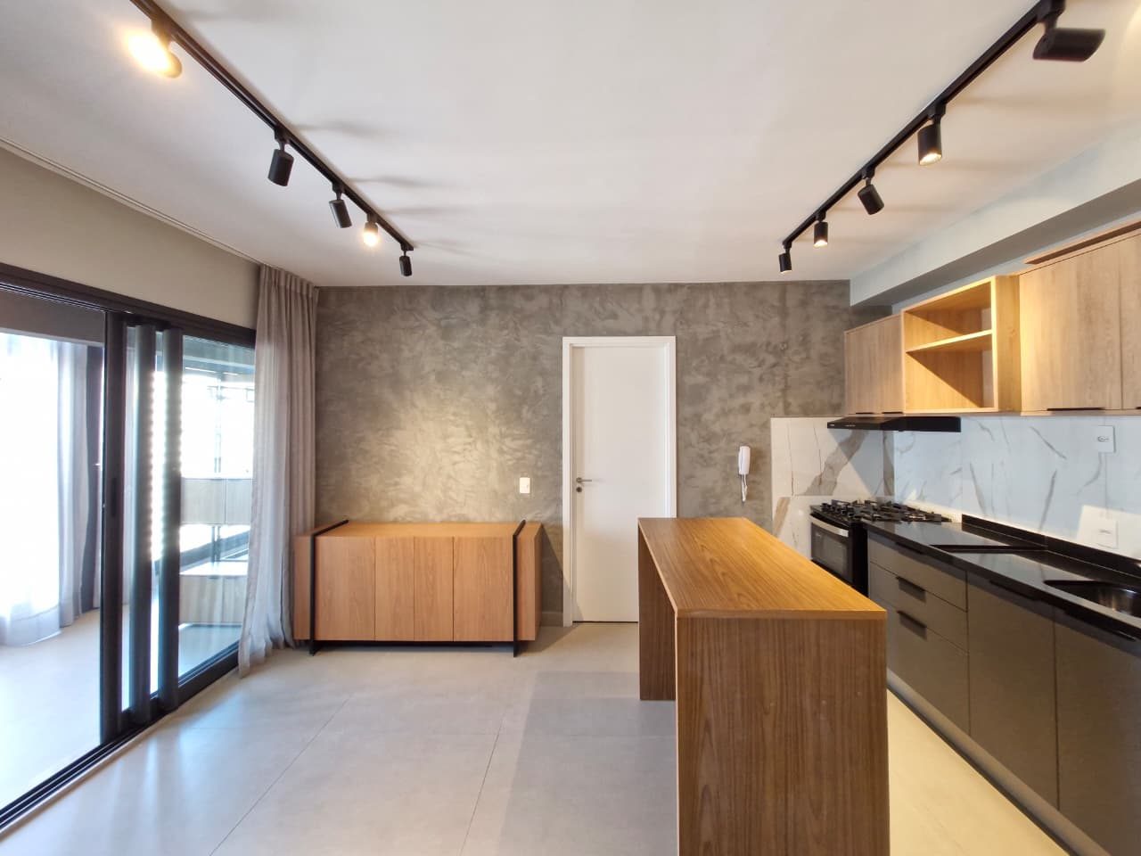 Apartamento mobiliado com 2 suítes e varanda em Pinheiros