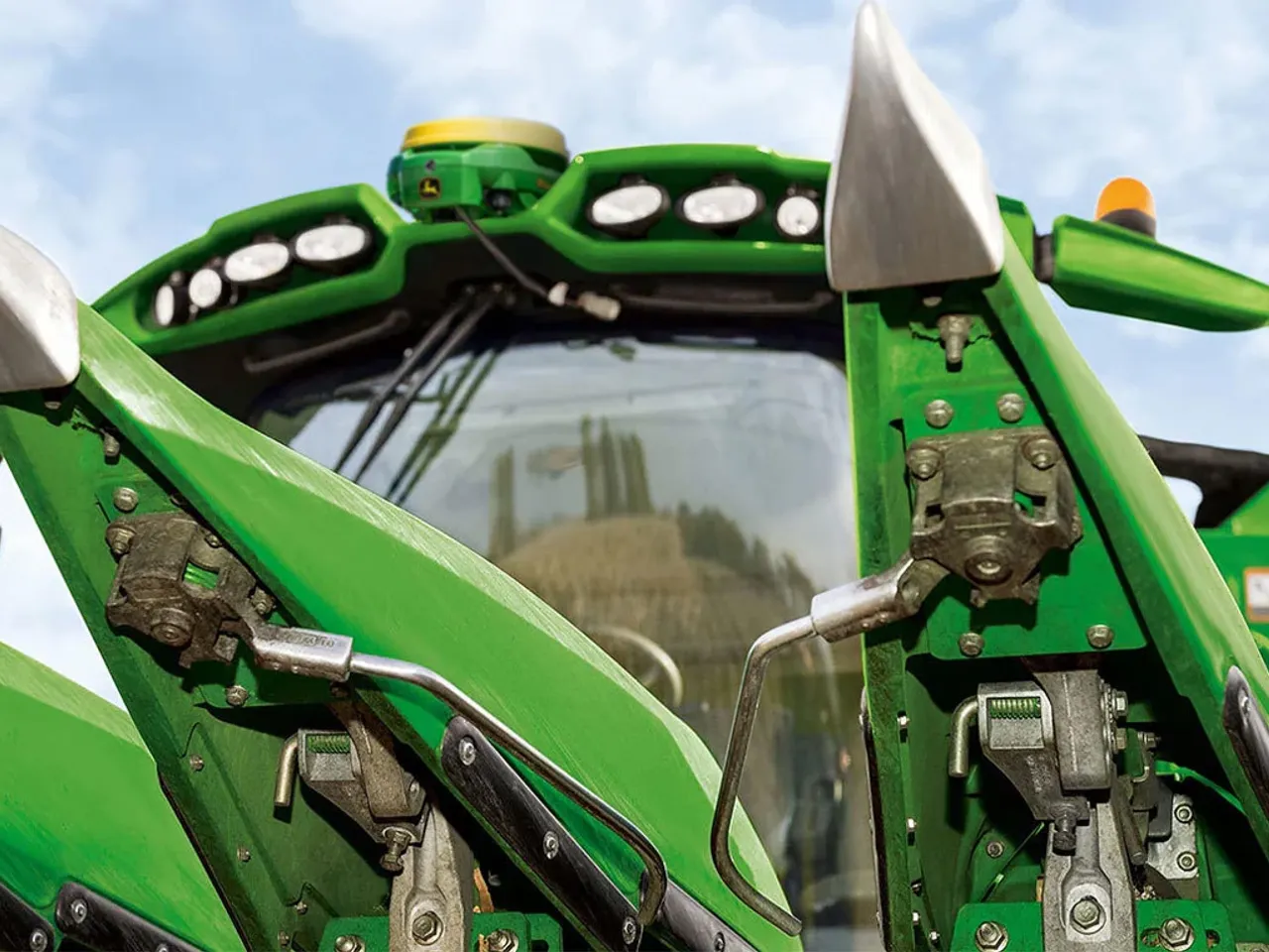 AutoTrac™ RowSense™ Available on Combines, Sprayers, and Tractors - John Deere Africa & Middle East
