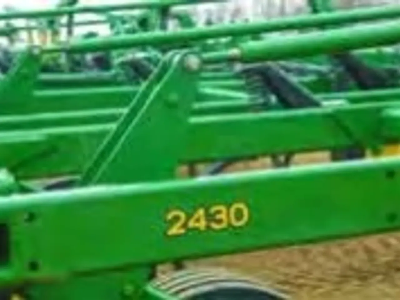2430 5-Section Drawn Flexible C-Shank Chisel Plow 12 Ft. Centerframe, 46 Ft. 9 In to 50 Ft. 0 In. Chisel Plow - John Deere Africa & Middle East