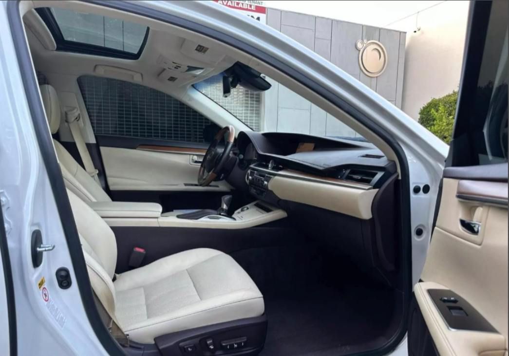 Lexus ES300 Hybrid photo 2