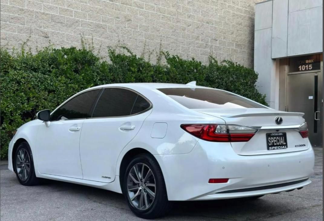 Lexus ES300 Hybrid photo 3