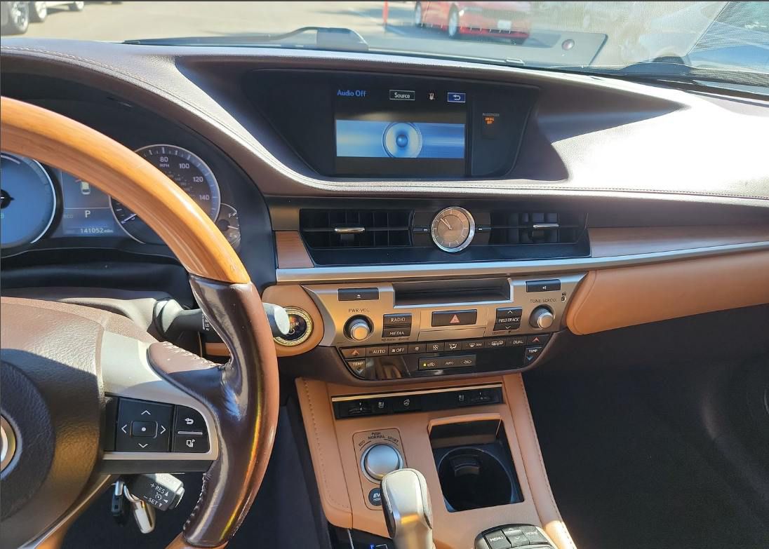 Lexus ES300h photo 8