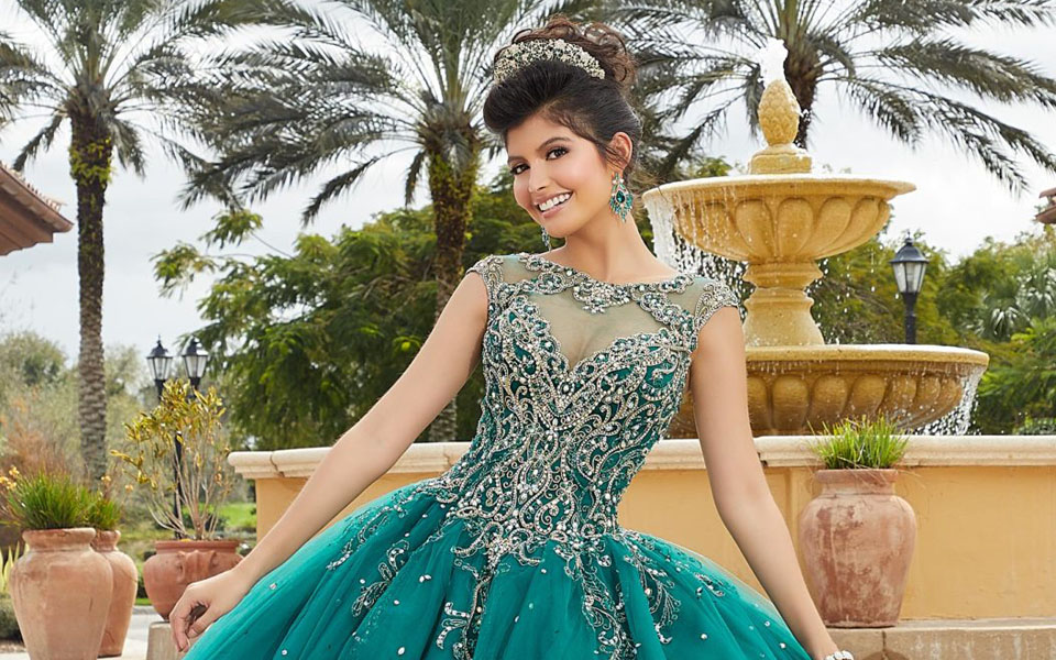 Vestidos con Apliques en Contraste para tu Quinceañera