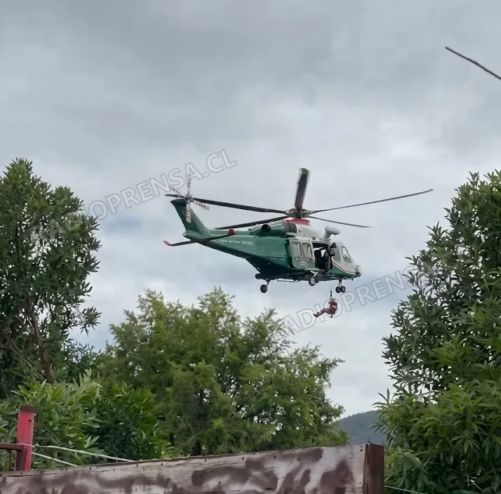 17 personas fueron evacuadas en forma áerea por crecida del río Mapocho en Talagante