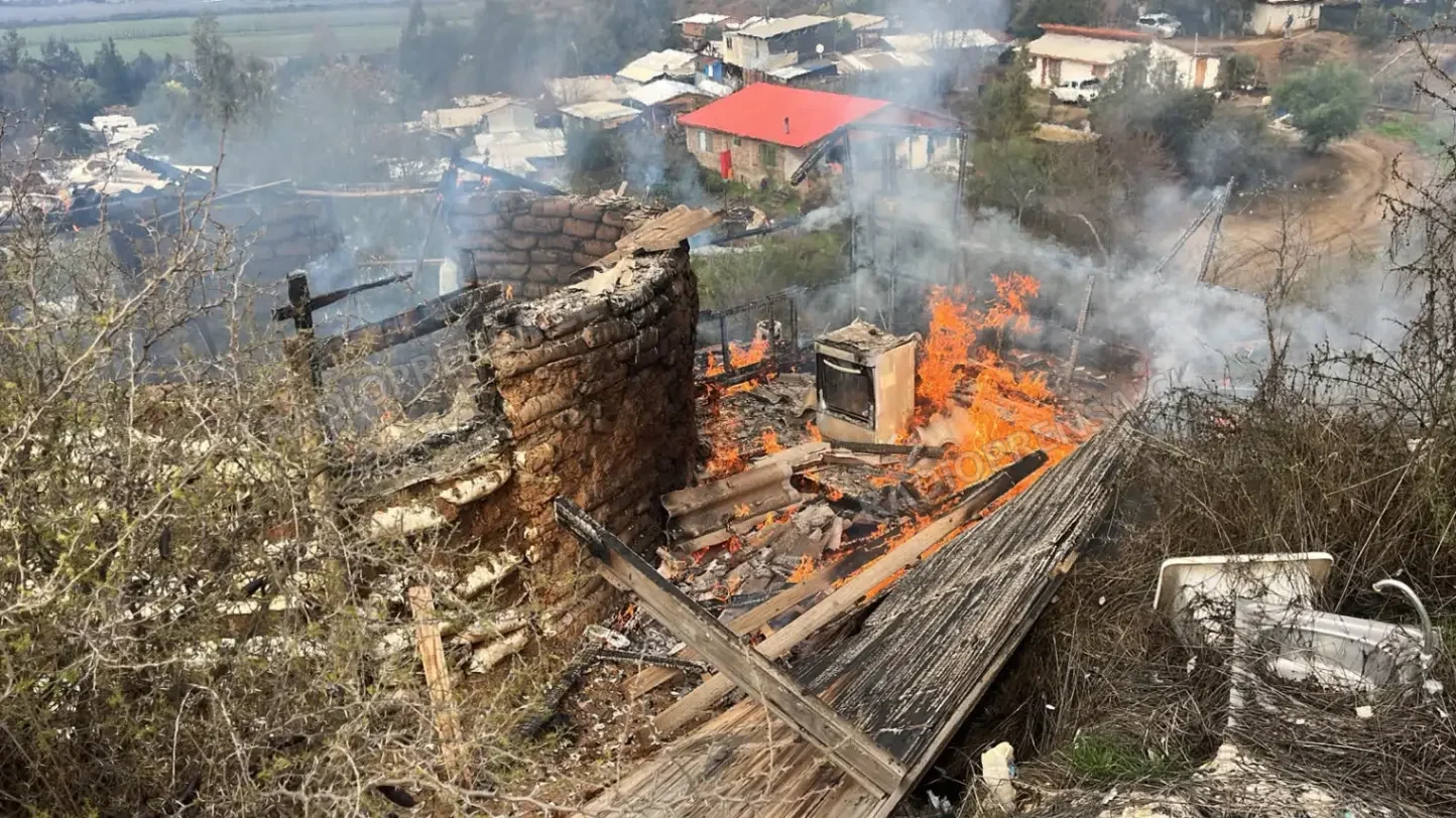 Una persona resulta damnificada tras incendio que destruyó su casa en María Pinto