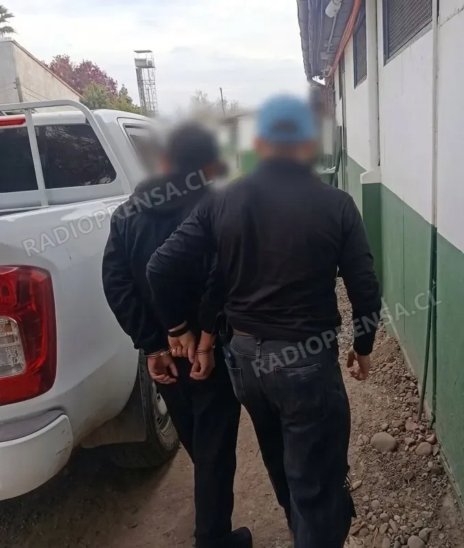 Detienen a dos personas con órdenes vigentes durante fiscalización en Talagante