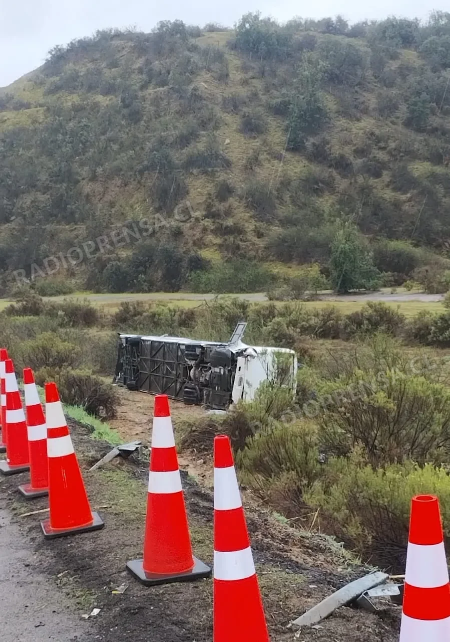 Al menos 15 personas resultan heridas tras volcamiento de bus en la Ruta 68 en Curacaví