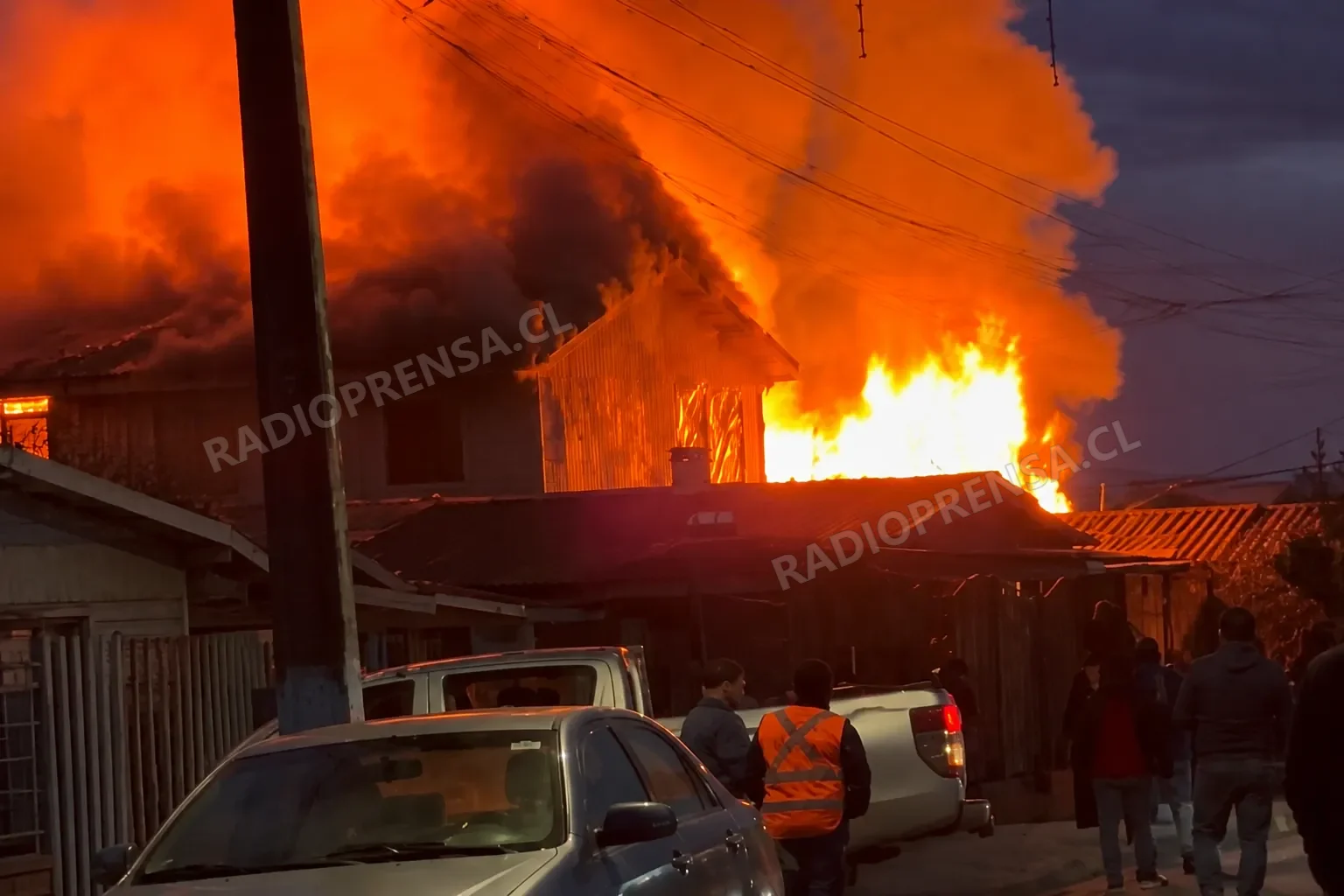 Intenso despliegue de Bomberos por incendio que afecta viviendas y un local comercial en Pabellón
