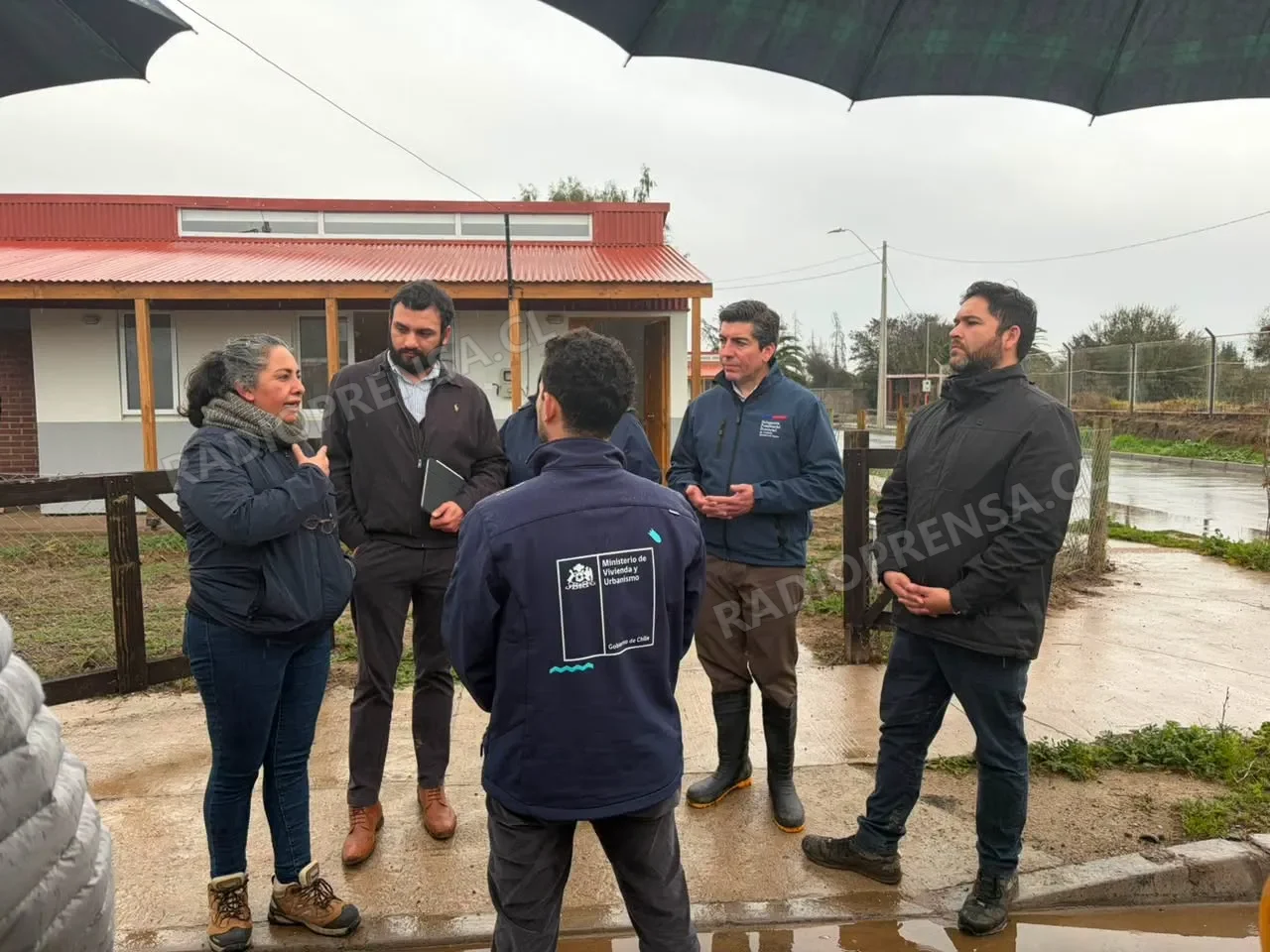 Autoridades verifican en terreno daños por lluvias en conjunto habitacional de María Pinto