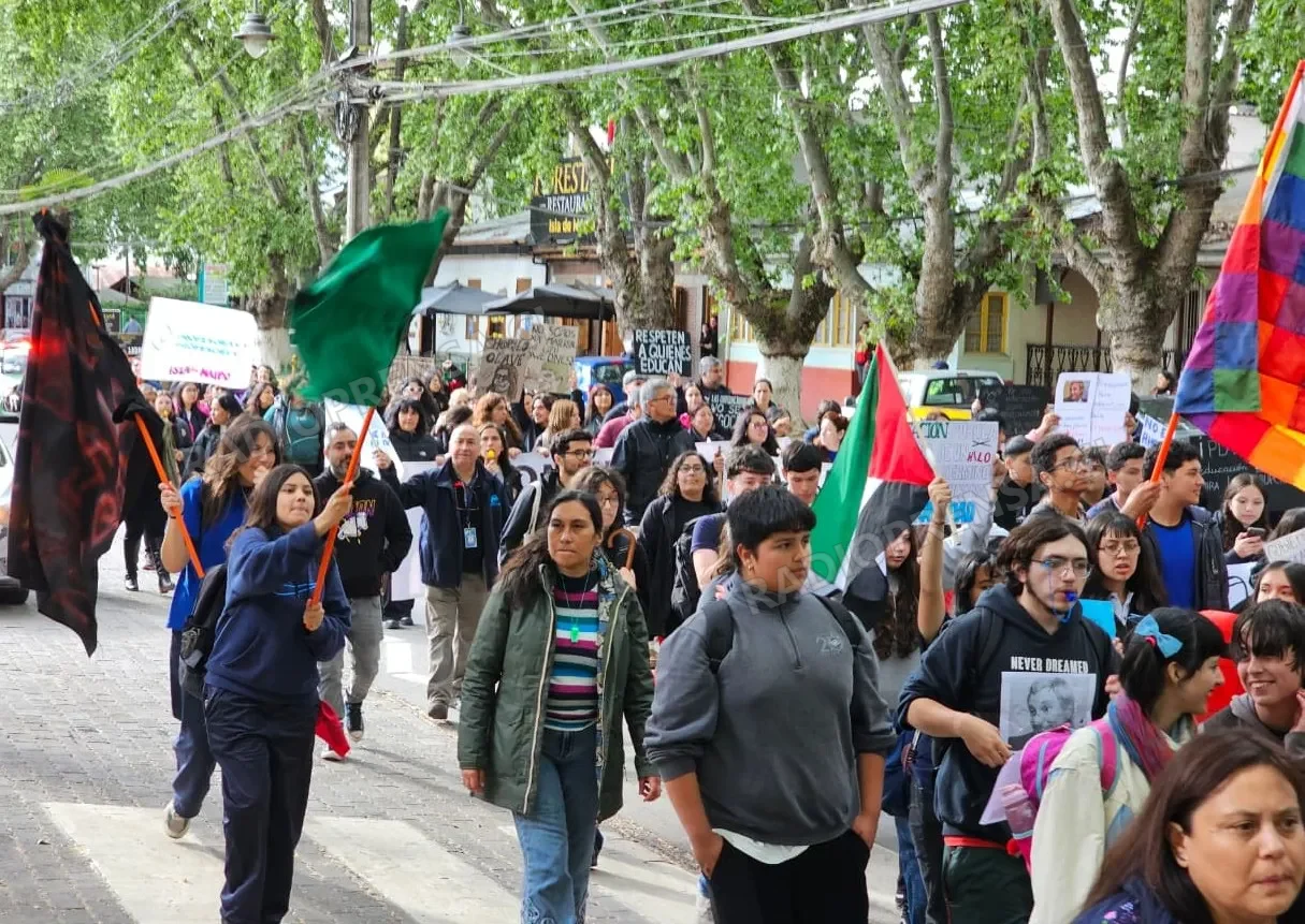 Estudiantes y profesores marcharon en Isla de Maipo por denuncias de represión policial y deuda previsional