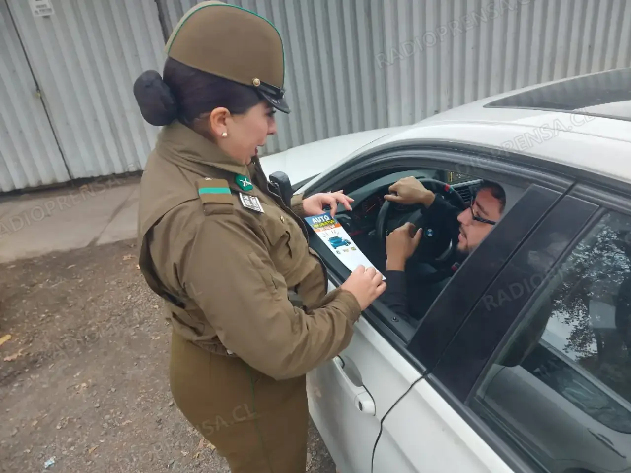 El personal policial entregó dípticos informativos a conductores con recomendaciones de autocuidado y medidas de seguridad.