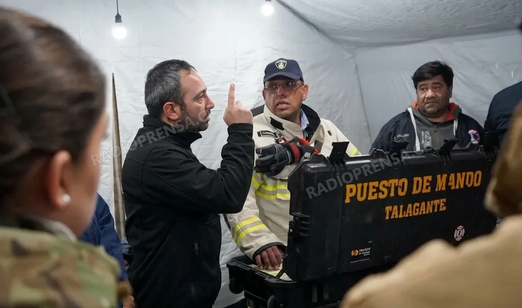 El intenso operativo para evacuar el campamento en el río Mapocho en la comuna de Talagante. Alcalde Rosas acusa abandono de SENAPRED