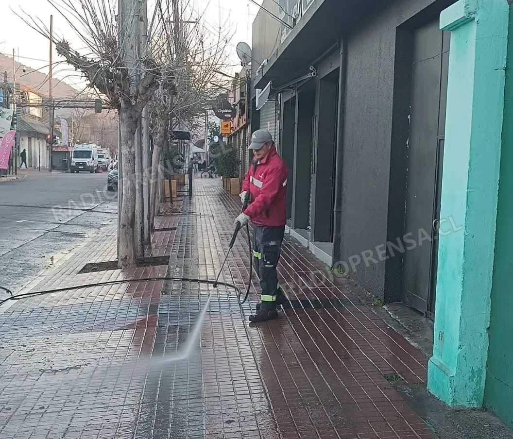 Municipalidad de Talagante mantiene operativo de limpieza profunda en calles y veredas con hidrolavadora