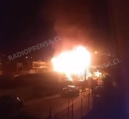 Incendio destruyó vivienda de dos pisos y dejó una familia damnificada en Santo Domingo