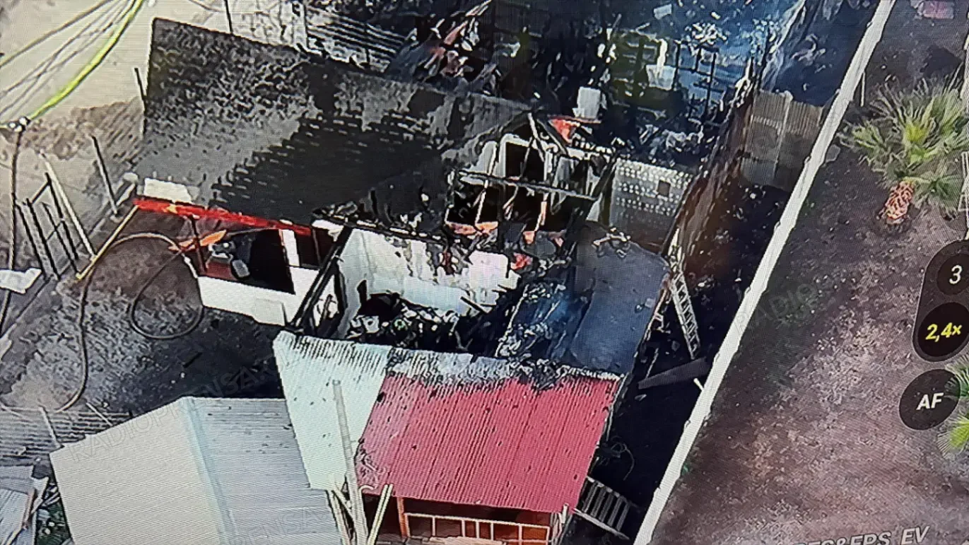 Voraz incendio destruye vivienda y bodega en sector Santa Eugenia de Chocalán