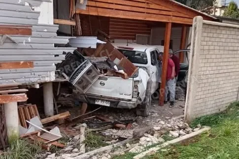 Camioneta impactó una vivienda y una muralla en accidente ocurrido en El Tabo