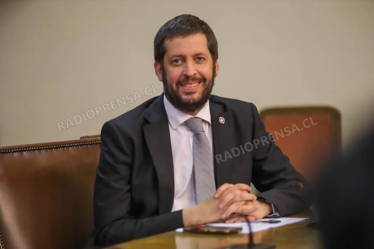 Diputado Juan Irarrázaval cuestiona falta de unanimidad para votar exención de cobros municipales a EFE