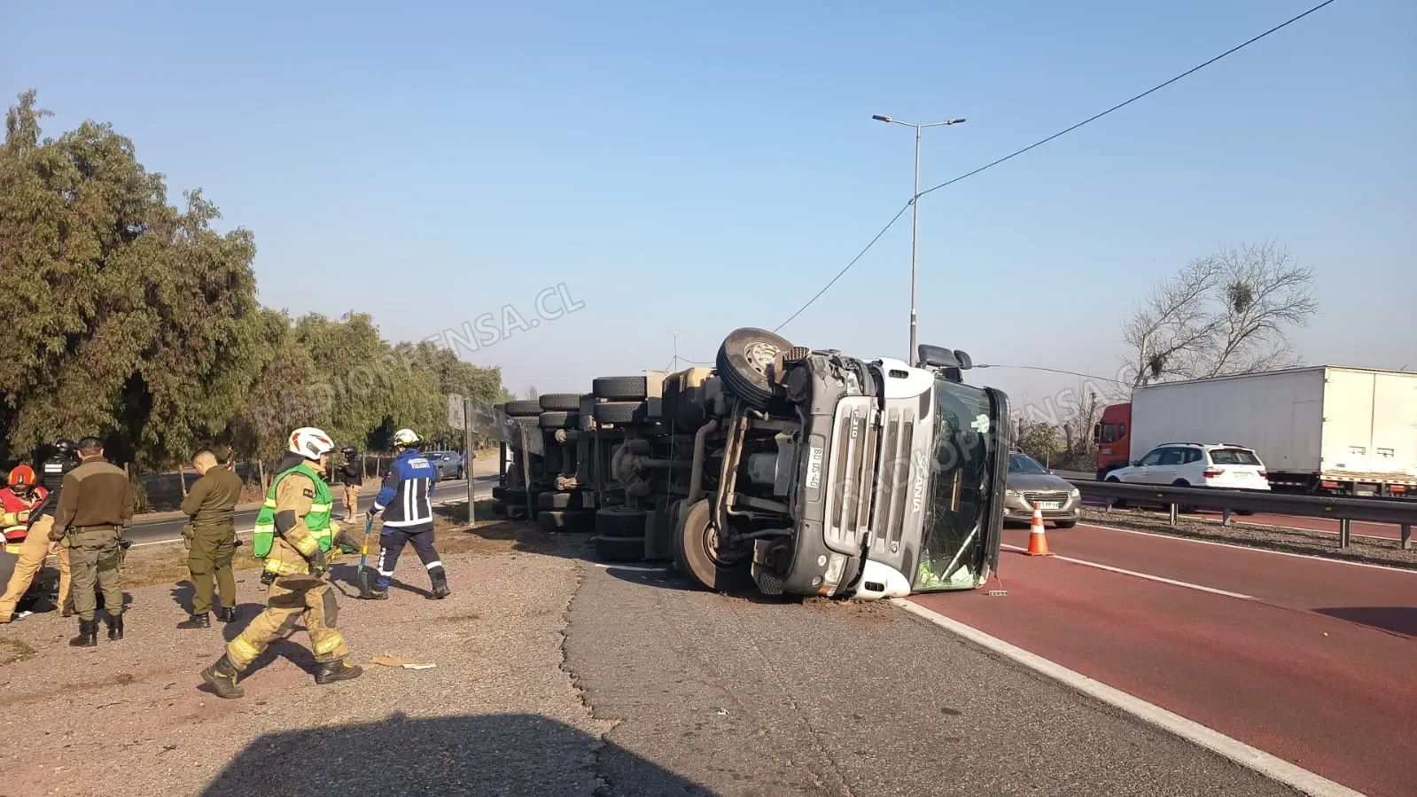 Volcamiento de camión mantiene una pista habilitada en la Autopista Santiago-San Antonio a la altura de Talagante