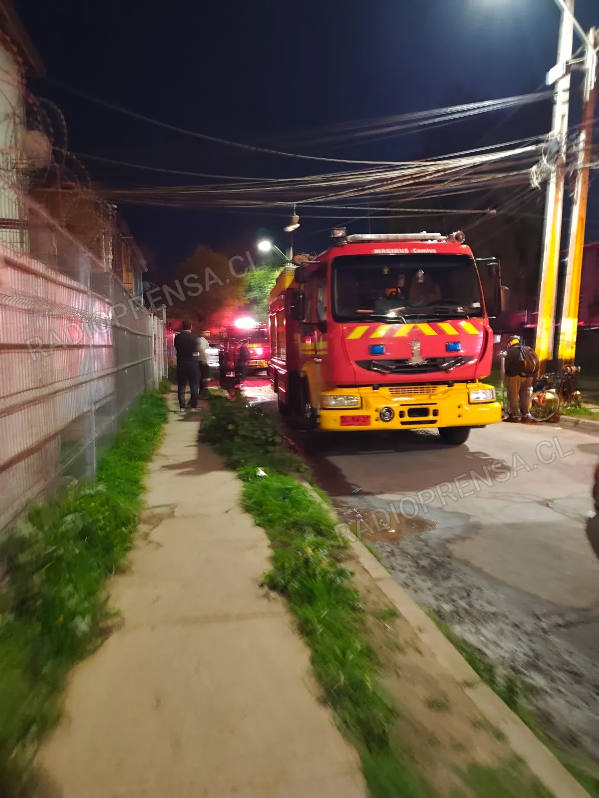 Incendio en condominio de El Monte deja un lesionado y moviliza tres compañías de bomberos